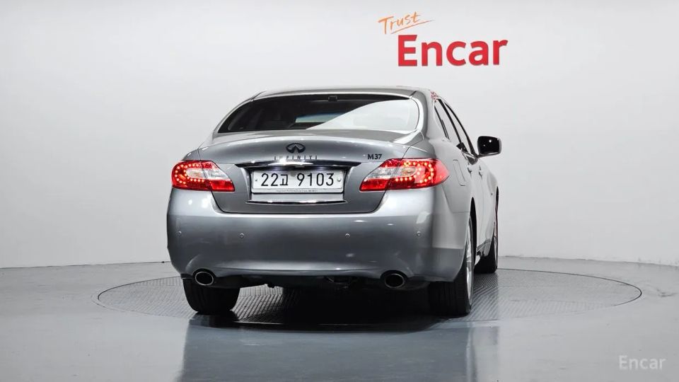 Infiniti M