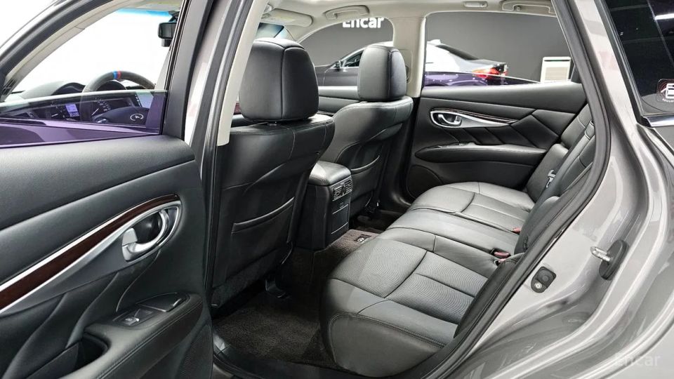 Infiniti M