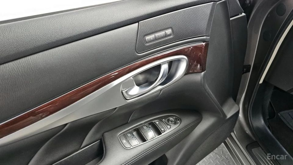 Infiniti M
