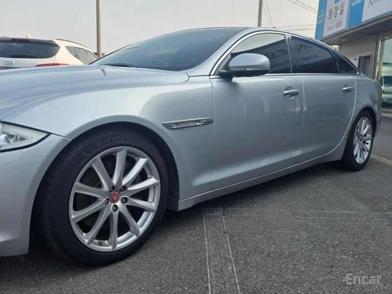 Jaguar XJ