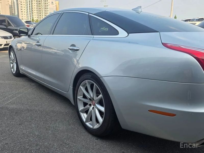 Jaguar XJ