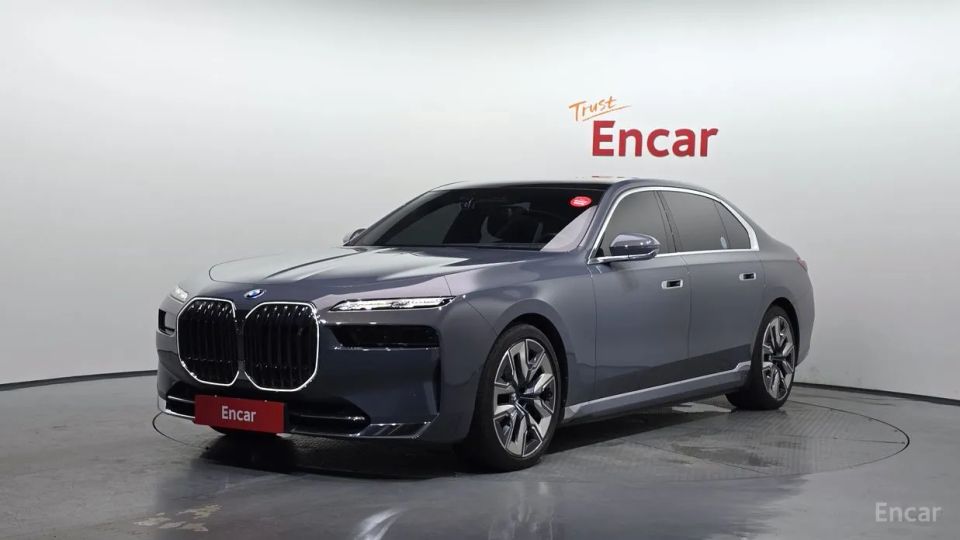 BMW i7