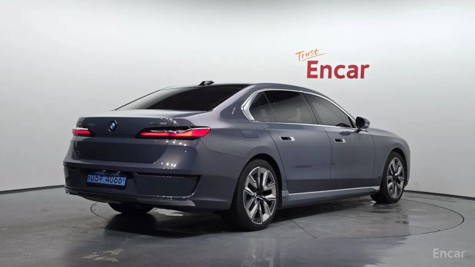 BMW i7