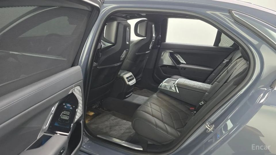 BMW i7