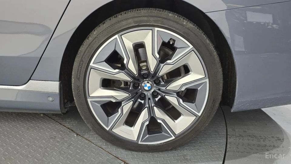 BMW i7