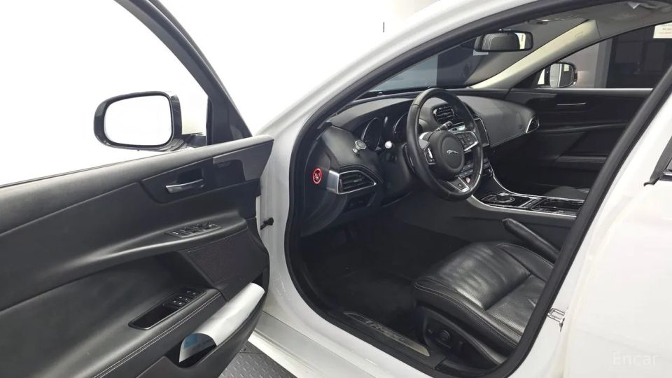 Jaguar XE