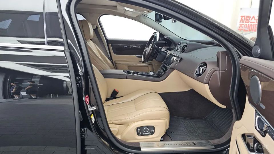 Jaguar XJ