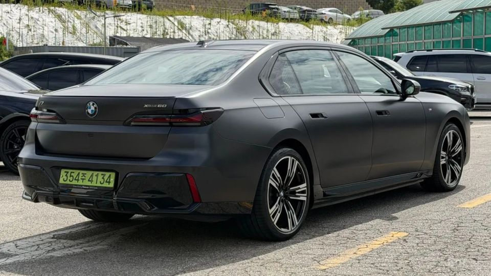 BMW i7