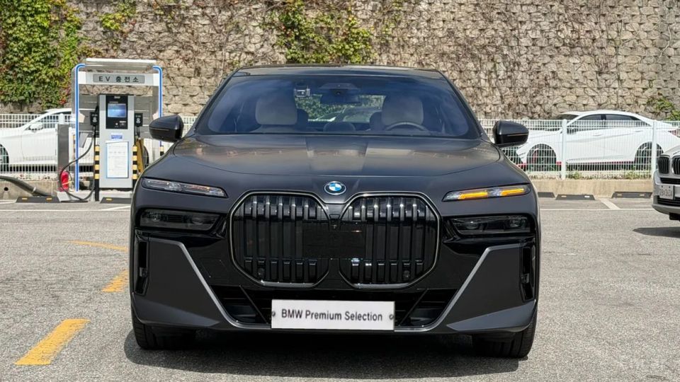 BMW i7
