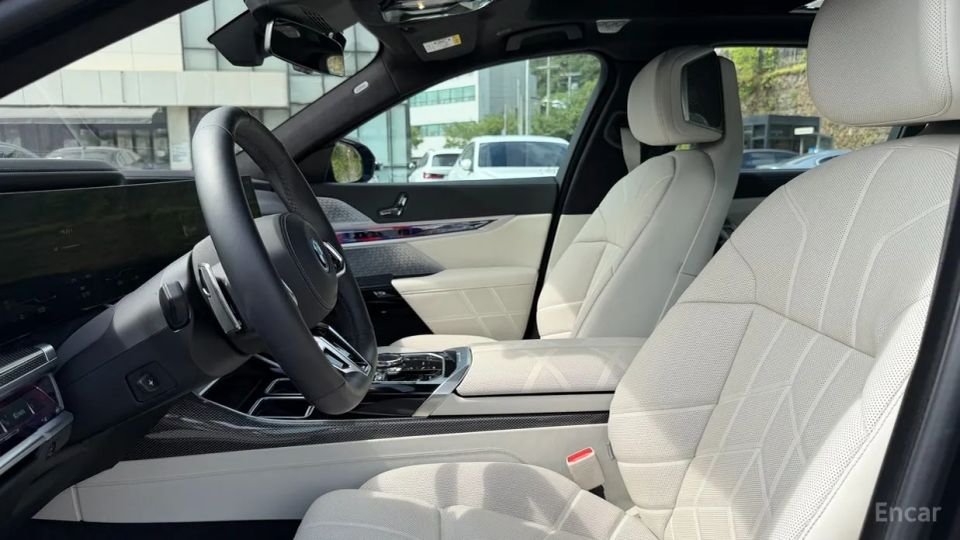 BMW i7