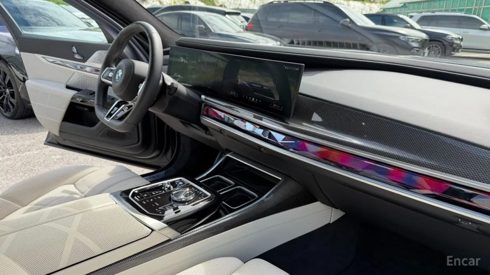 BMW i7