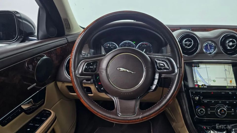 Jaguar XJ