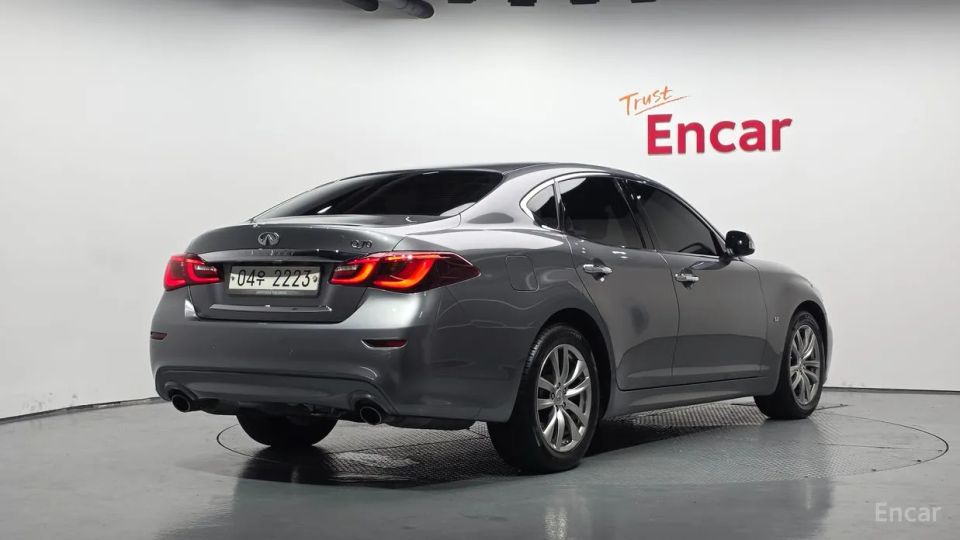 Infiniti Q70