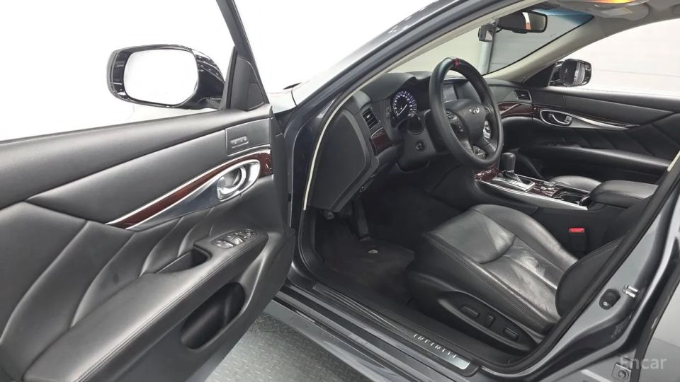 Infiniti Q70