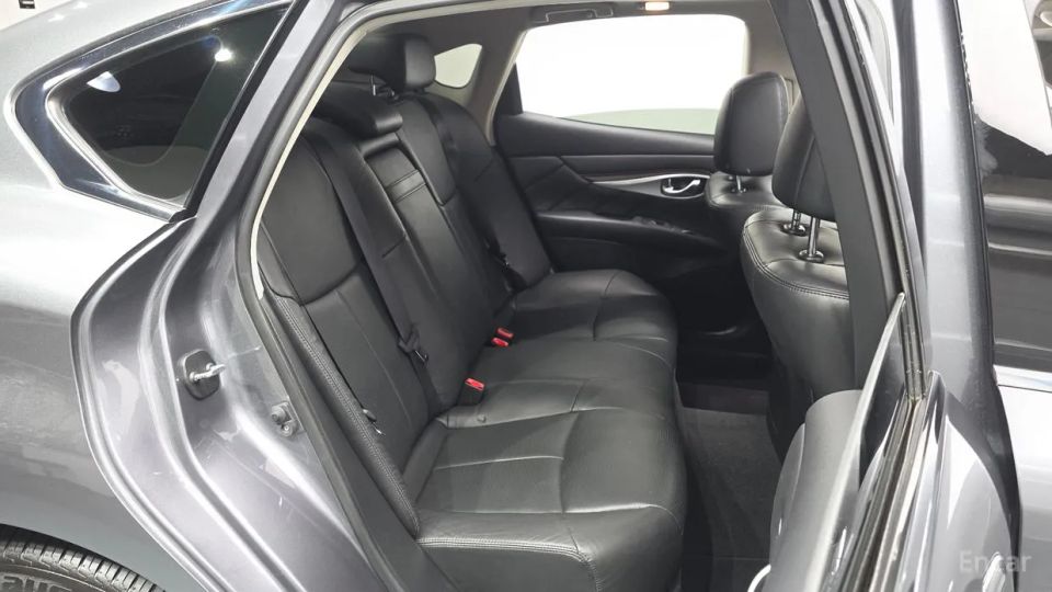 Infiniti Q70