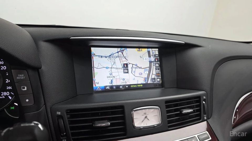 Infiniti Q70