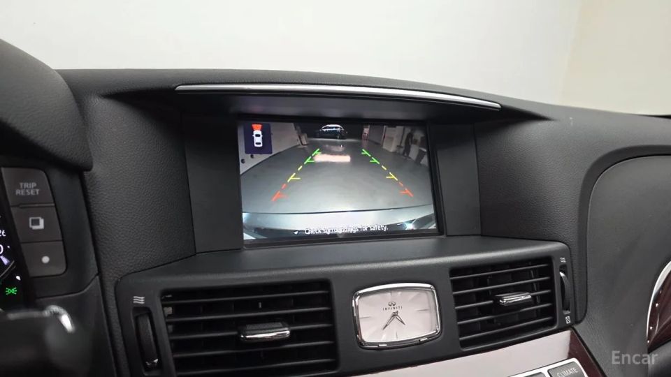 Infiniti Q70