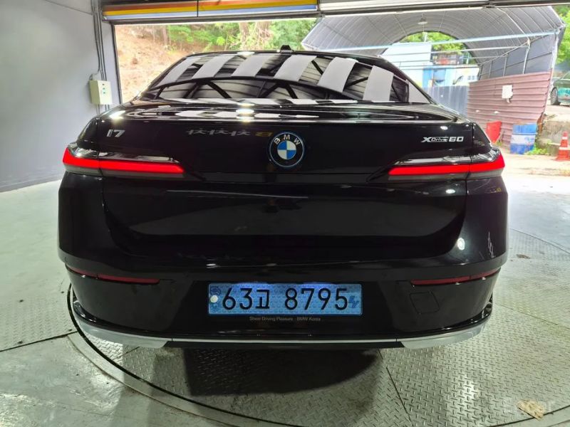 BMW i7