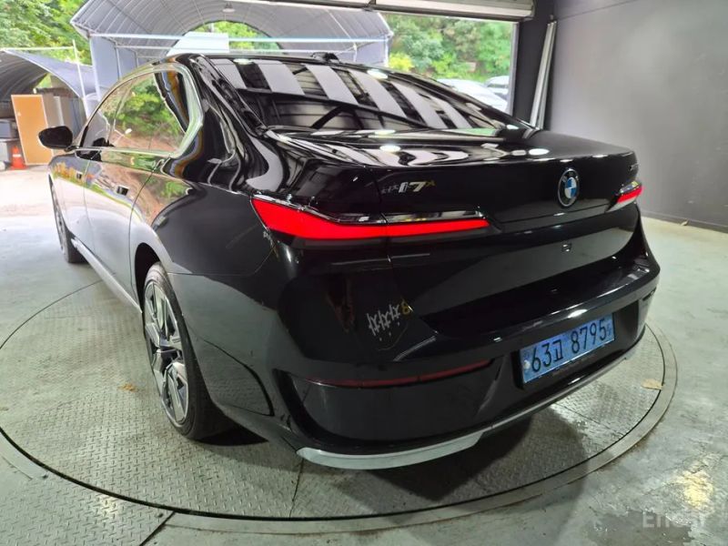 BMW i7