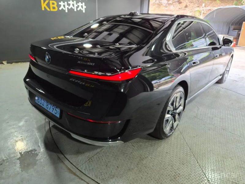 BMW i7