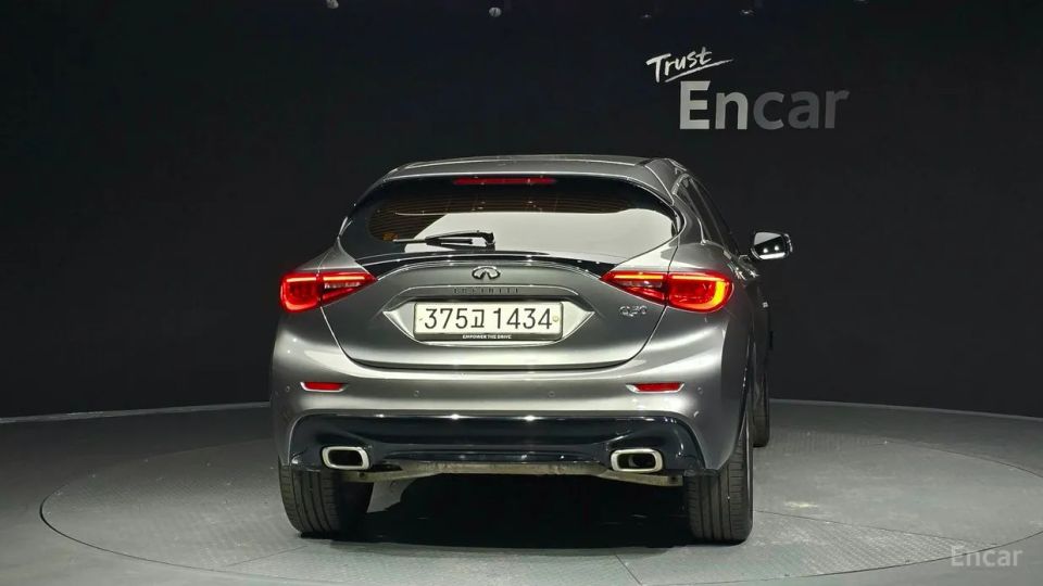 Infiniti Q30