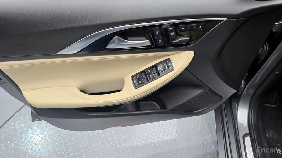 Infiniti Q30