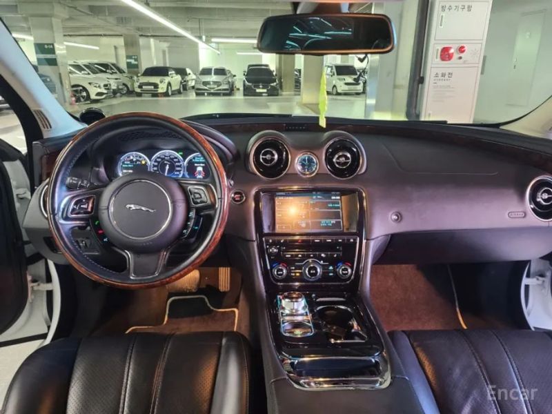Jaguar XJ