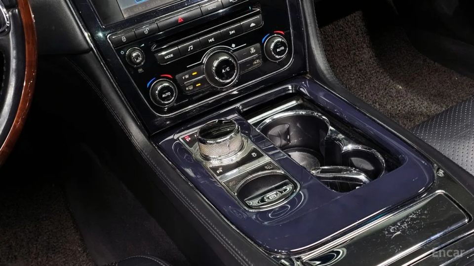 Jaguar XJ