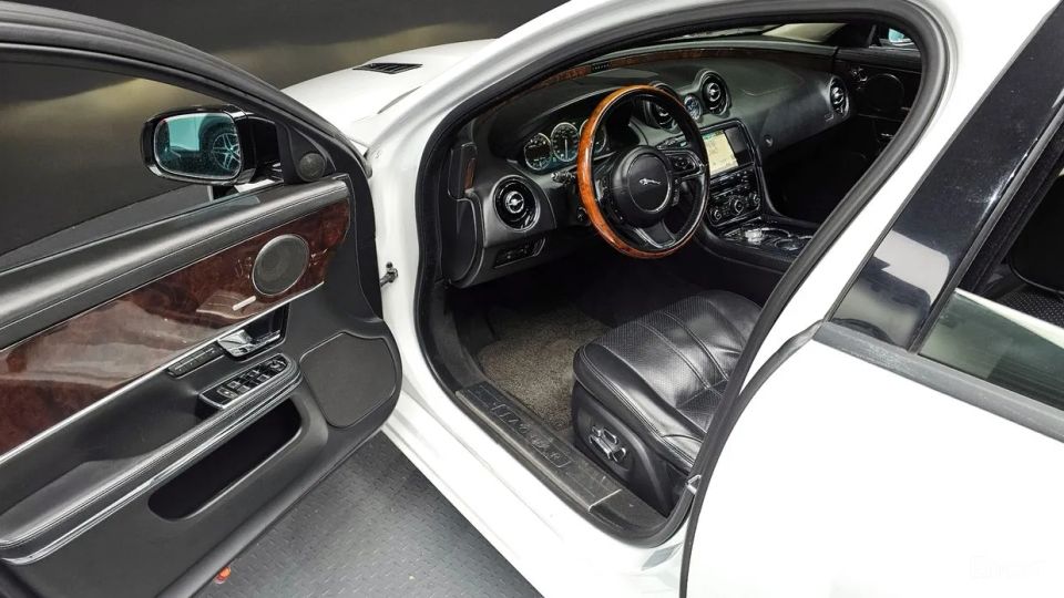 Jaguar XJ