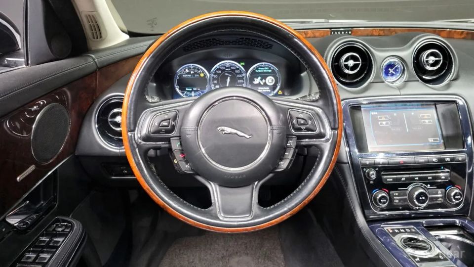 Jaguar XJ
