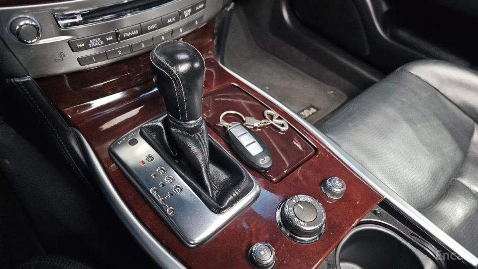 Infiniti M