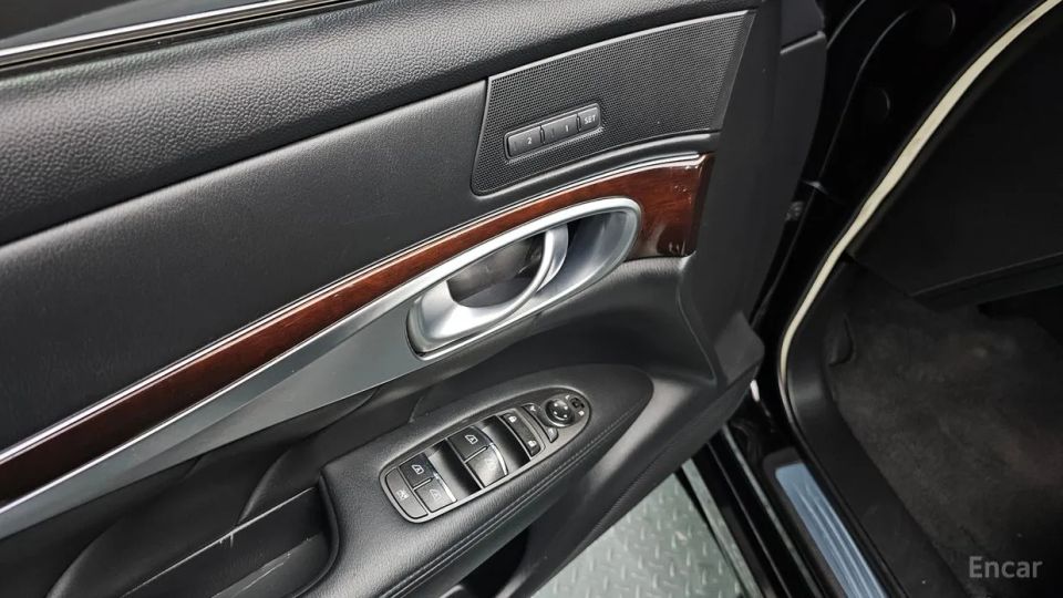 Infiniti M