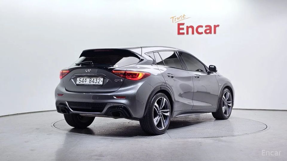 Infiniti Q30