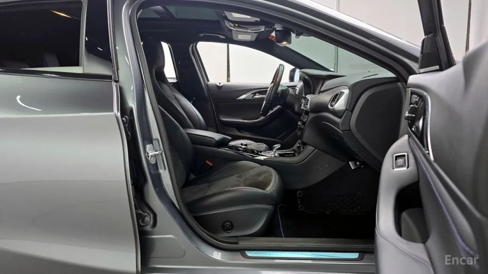 Infiniti Q30