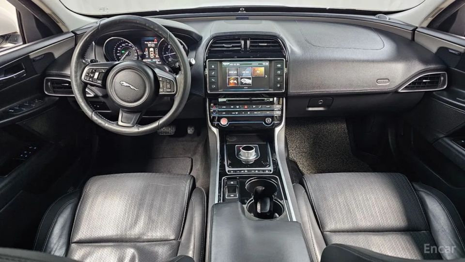 Jaguar XE