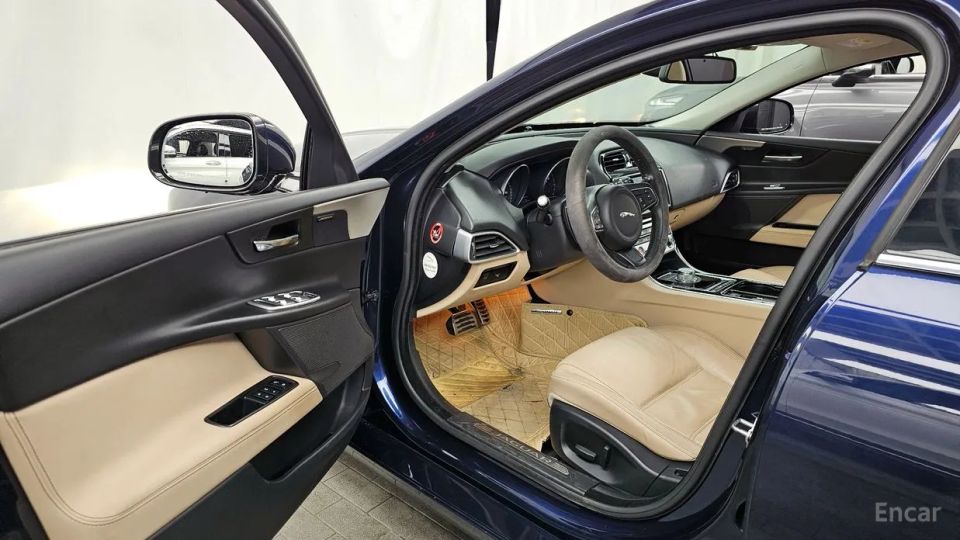 Jaguar XE