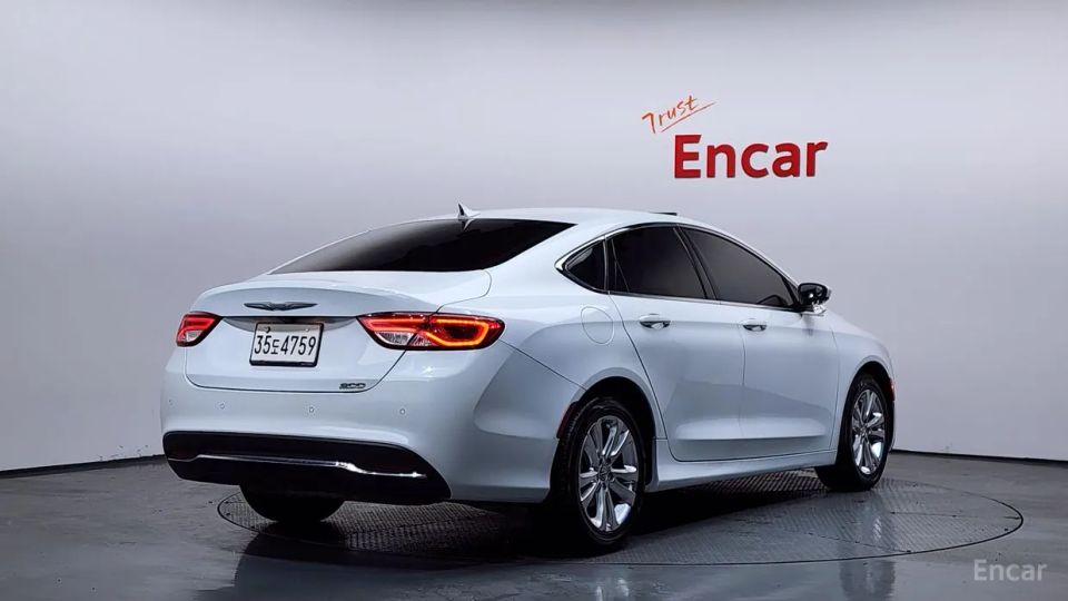 Chrysler 200