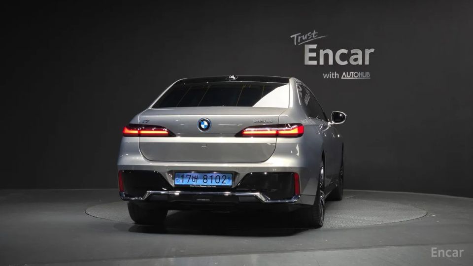 BMW i7