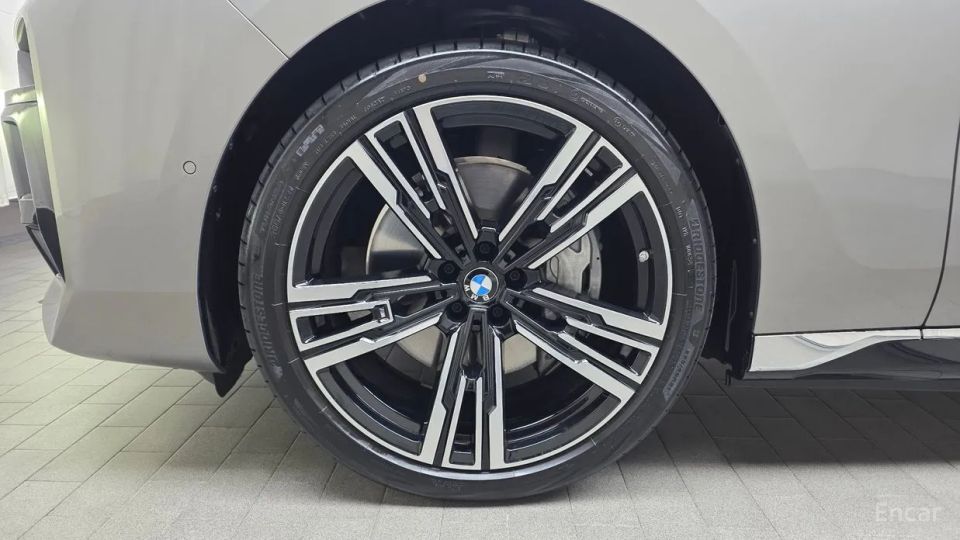 BMW i7