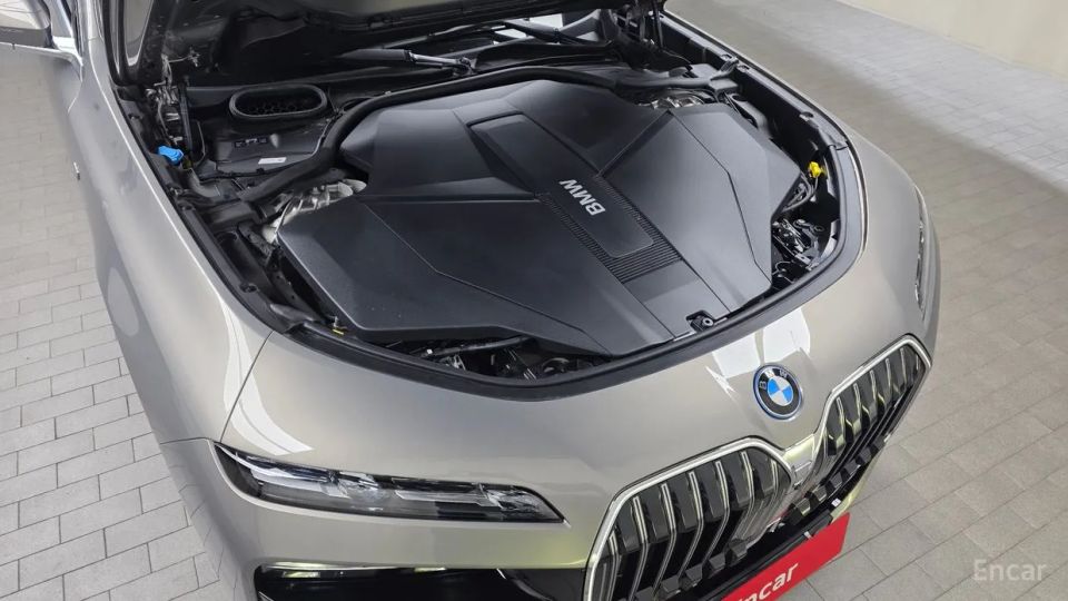 BMW i7