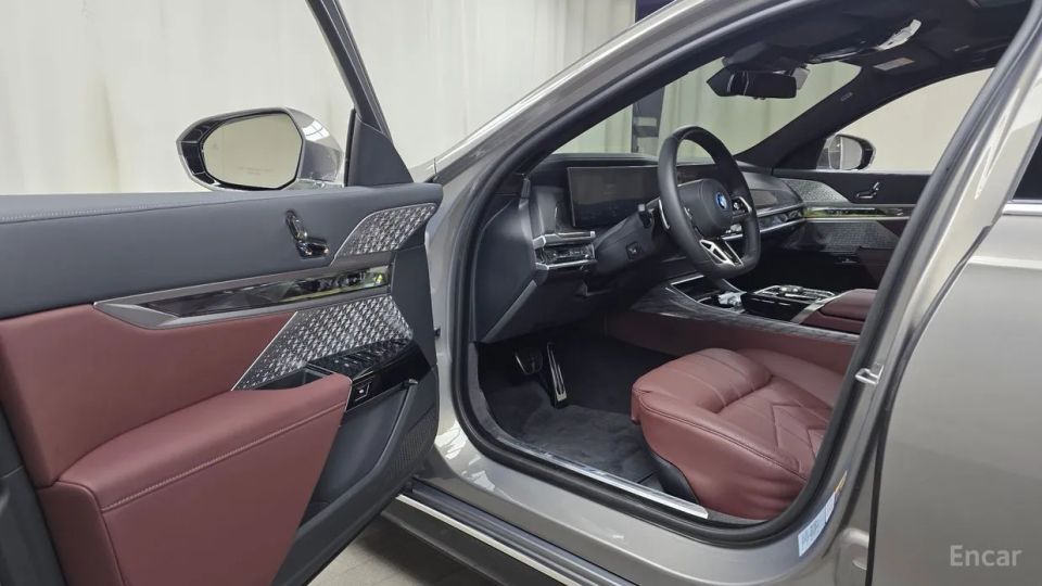 BMW i7