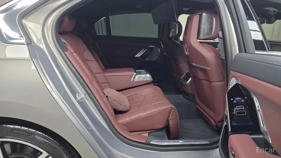 BMW i7
