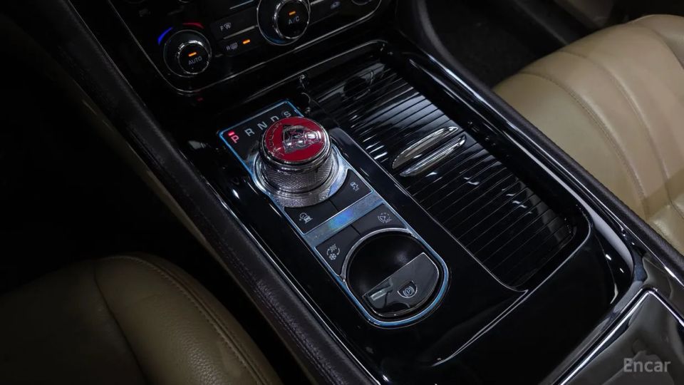 Jaguar XJ