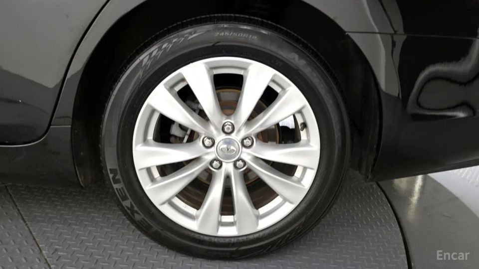 Infiniti M