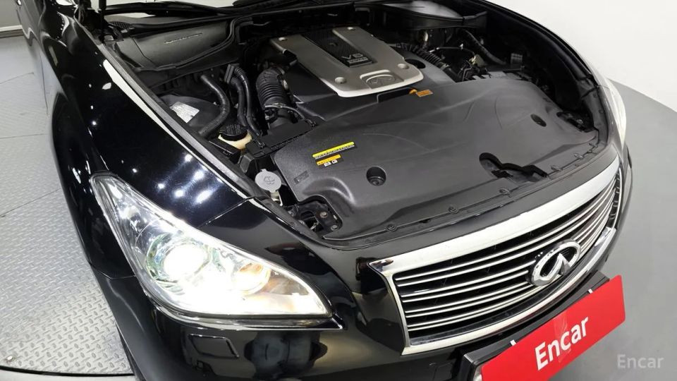 Infiniti M