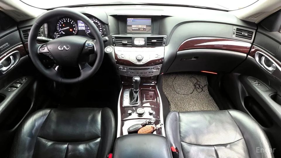 Infiniti M
