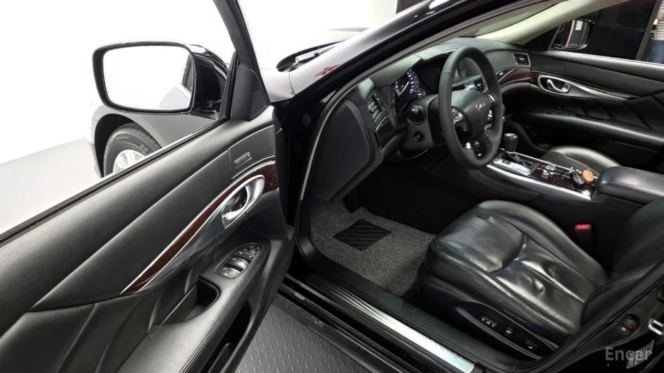 Infiniti M