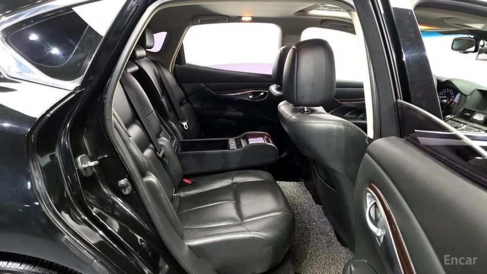 Infiniti M