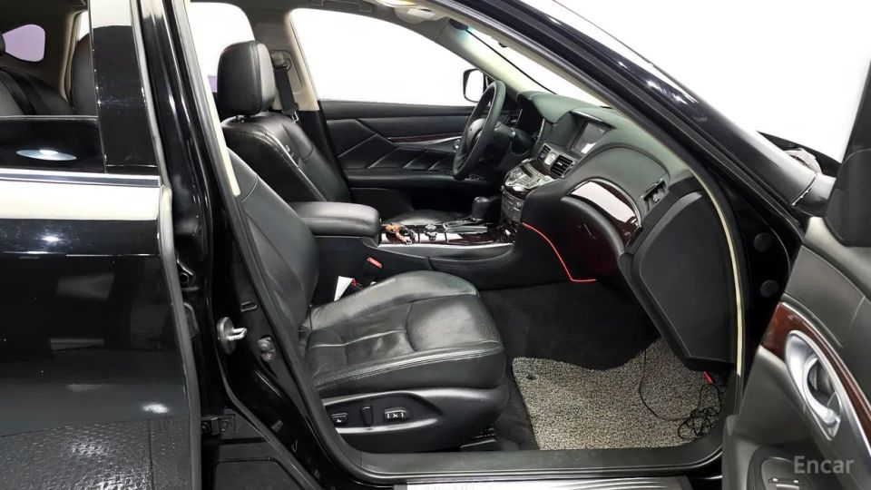Infiniti M