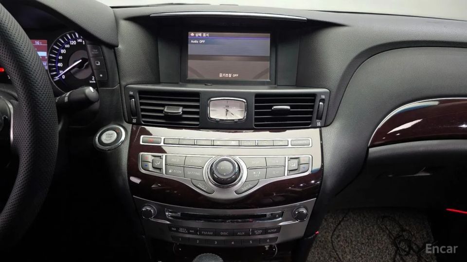 Infiniti M